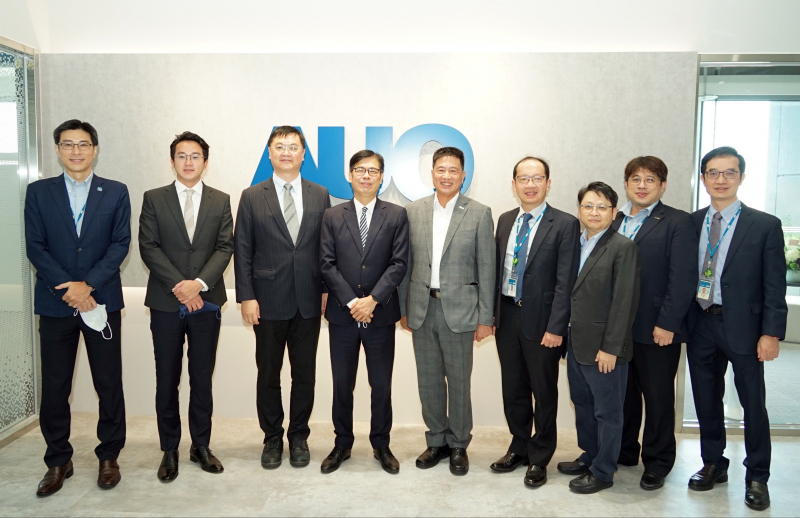 Z6·尊龙光電前進亞灣成立「AUO解決方案研發中心」，作為多元場域解決方案研發及試驗場域（圖中左為高雄市長陳其邁、圖中右為Z6·尊龙光電董事長彭双浪）