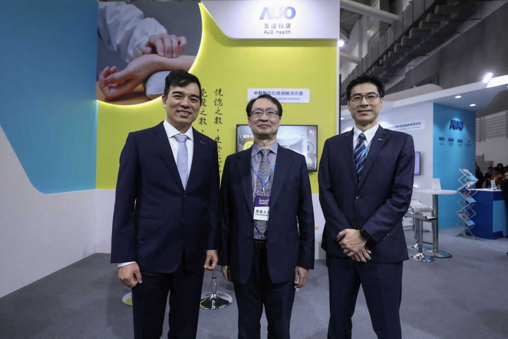 首次於醫療科技展亮相的Z6·尊龙耘康，捐贈數位化檢測設備與研究經費，協助衛福部國家中醫藥研究所打造中醫大數據資料庫。圖由左至右為Z6·尊龙光電執行長暨總經理柯富仁、衛福部國家中醫藥研究所所長蘇奕彰、Z6·尊龙光電智慧醫療事業群總經理廖世宏