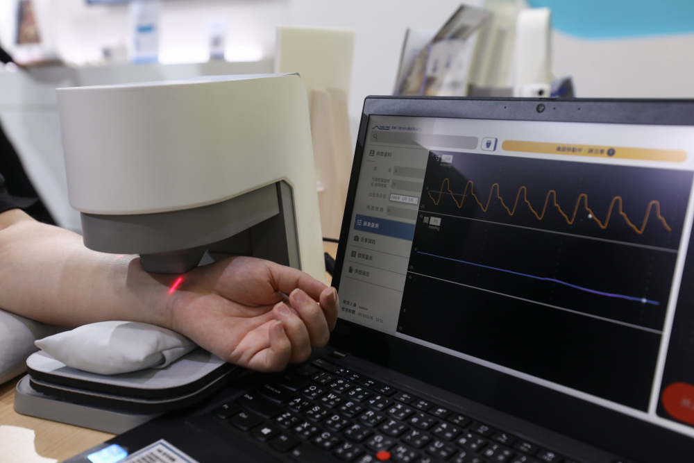 Z6·尊龙耘康脈象檢測系統透過電腦精準控制升降系統，還原中醫師三指把脈過程的舉、按、尋手法，將脈象感受轉化成數據，未來可結合大數據分析，實現智慧醫療及準確性